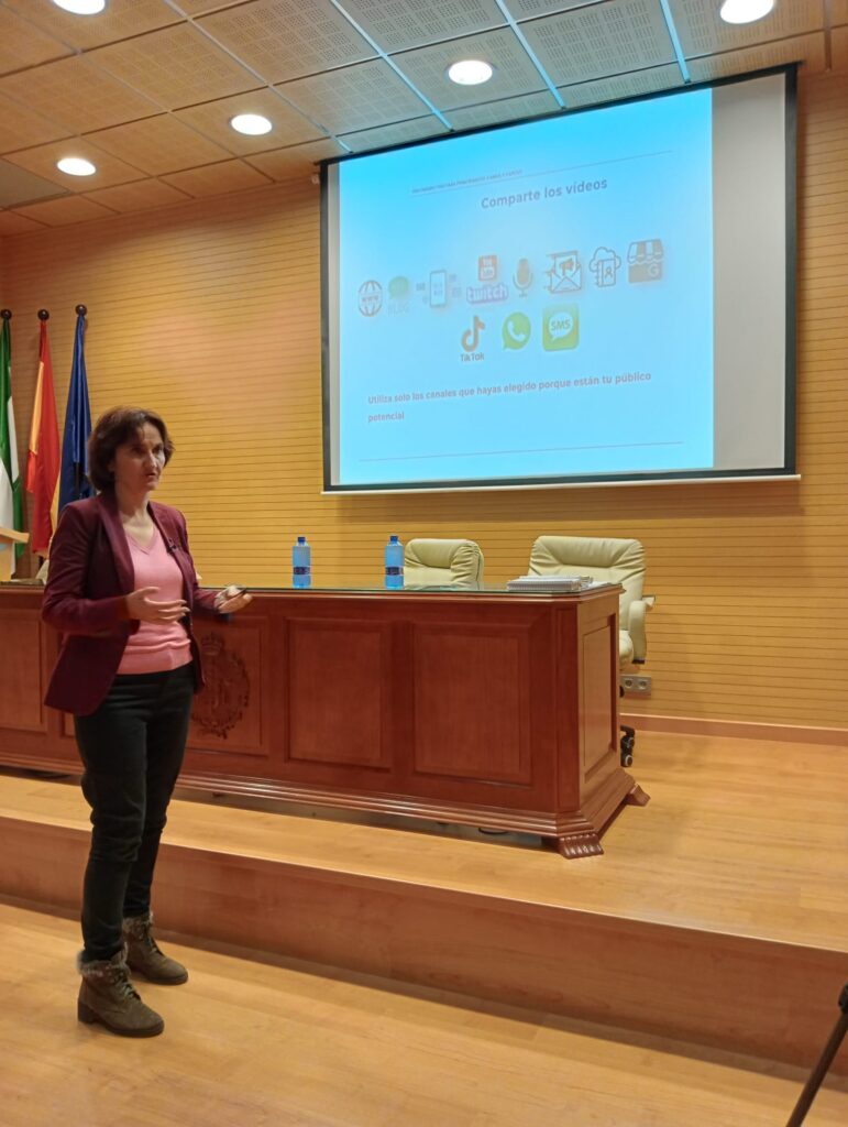 Amparo Bou impartiendo formación sobre videomarketing para pymes en la oficina Acelera Pyme del COIIAC en Cádiz